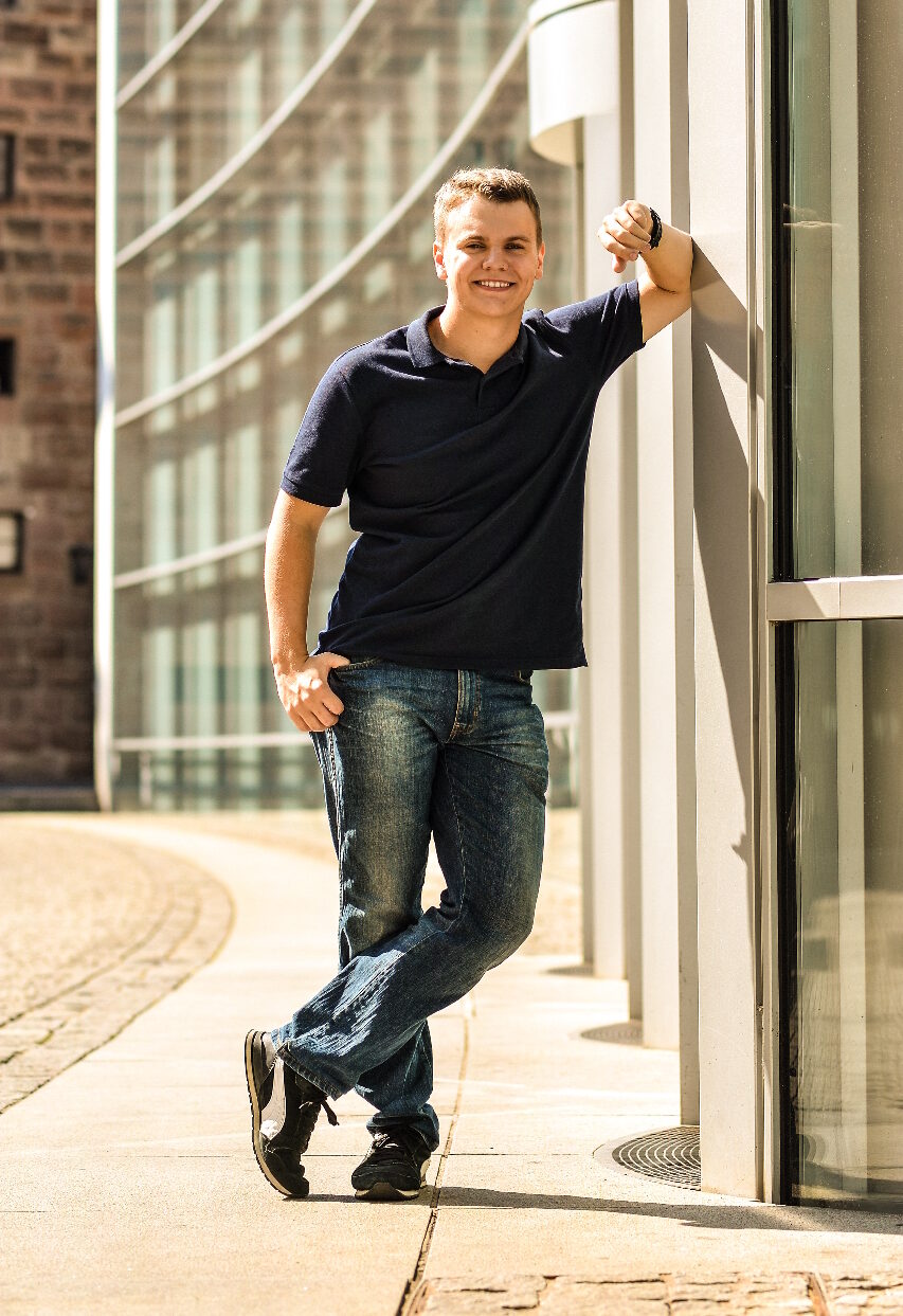 Über atondix 5 Andreas Richling aus Fuerth Ueber 7 Jahre Erfahrung und Design Entwicklung und Branding Gruender und Designer Atondix Marketing Design IT edited