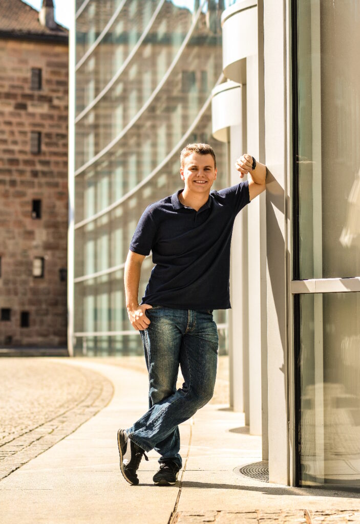 Andreas Richling aus Fuerth Ueber 7 Jahre Erfahrung und Design Entwicklung und Branding Gruender und Designer Atondix Marketing Design IT